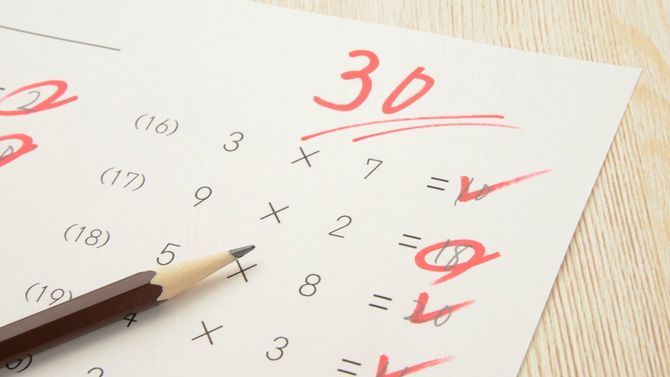 低い点数がつけられて返却された算数のテスト用紙