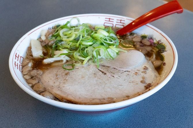 巨大チャーシューと大粒背脂がインパクトある、牛ちゃんの尾道ラーメン。提供スピードの目標は1〜3分と超速