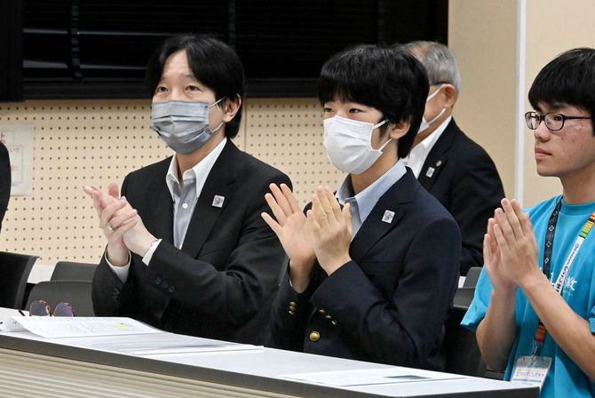 第47回全国高校総合文化祭で、自然科学部門の研究発表を聞かれる秋篠宮さまと長男悠仁さま＝2023年7月30日、鹿児島市の鹿児島大学［代表撮影］