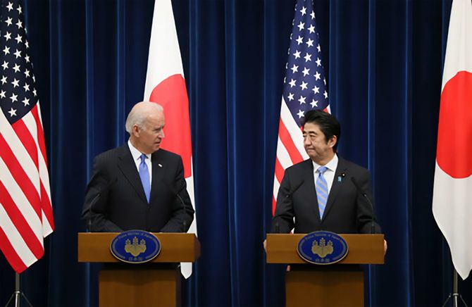 平成25年12月3日、安倍総理（当時）は総理大臣官邸で、アメリカ合衆国のジョセフ・バイデン副大統領（当時）による表敬を受け、続いて共同記者発表を行いました。