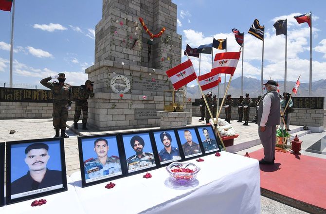 中国との国境紛争で戦死した兵士たちの勇敢さを称えるインドのナレンドラ・モディ首相