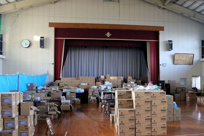 能登半島地震の際、七尾市に設けられた支援団体の拠点に集められた物資。ここから各被災現場へ物資が届けられた