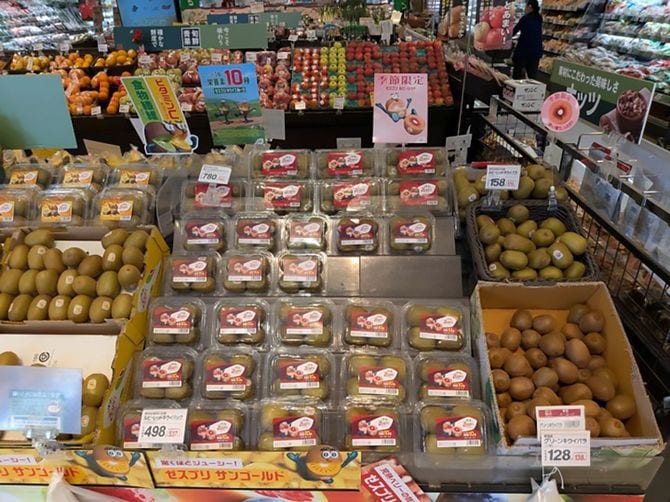 スーパーに並ぶキウイフルーツ