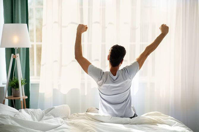 良い睡眠と休息の後に目覚める男
