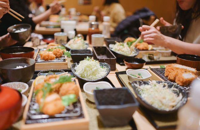外食をする人たち