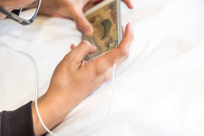 スマホでゲーム中の手元