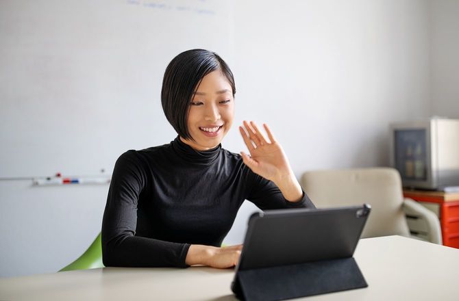 オフィスでビデオ通話をする女性の専門家