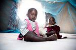 家で吊り蚊帳の中ですごす子どもたち。蚊を媒介して感染するマラリアの犠牲者は全世界で年間100万人と言われ、その多くはこのような5歳以下の子どもたちである。