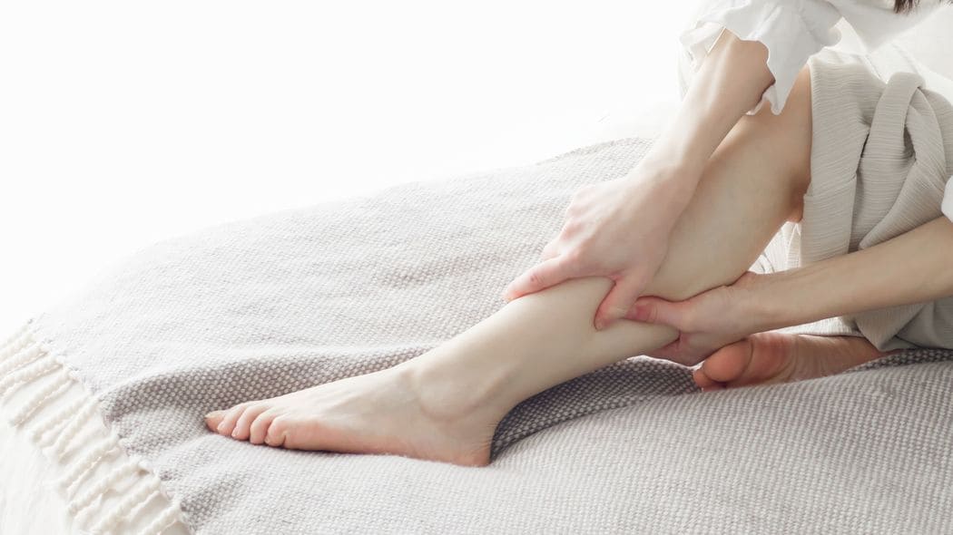 突然の痛みに驚く｢足のつり｣の原因は脱水とは限らない…デスクワークの人が気をつけたい"3つの疾患" 深刻な病気が隠れている場合もある