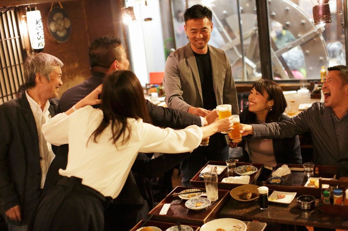 日本の伝統的なパブ「居酒屋」を楽しむ