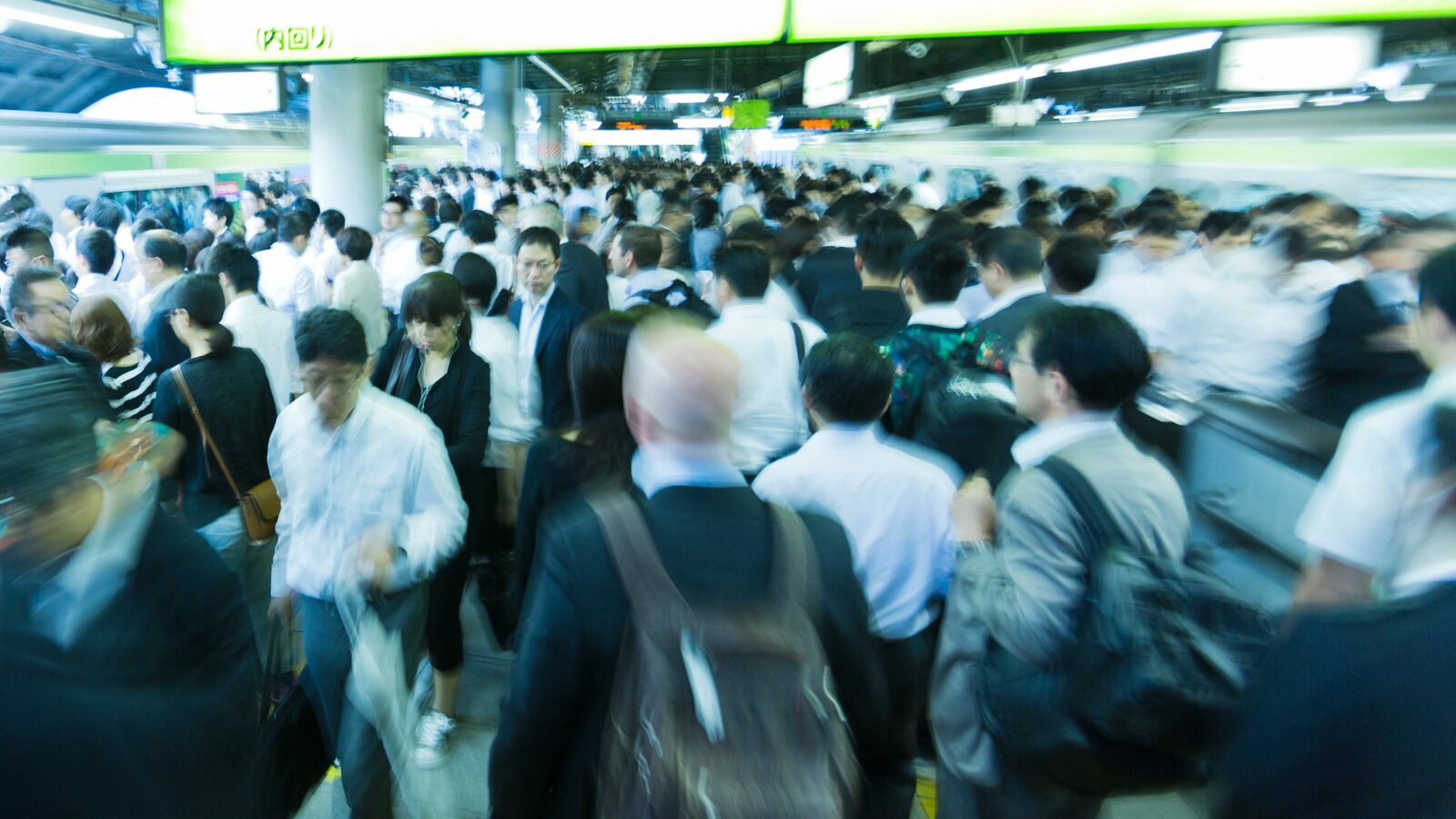 出社が増えたのに電車本数はコロナ禍のまま…鉄道各社が｢復活した満員電車問題｣に積極対応しない理由 本音では経営効率の悪い｢通勤定期｣は減らしたい