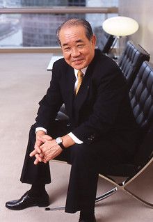 <strong>アサヒビール 荻田 伍社長</strong><br>1942年、福岡県生まれ。嘉穂東高校、九州大学経済学部卒後、アサヒビール入社。北関東での営業職などを経て、福岡支社長、九州地区本部長などを歴任。2002年にアサヒ飲料へ出向、翌年社長に。06年アサヒビールに復帰し、現職。