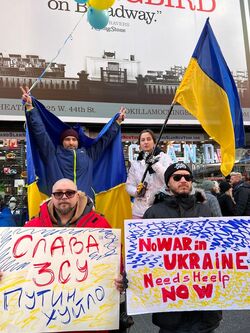 NYのタイムズスクエア周辺で行われたロシアによるウクライナ軍事侵攻に抗議する人々