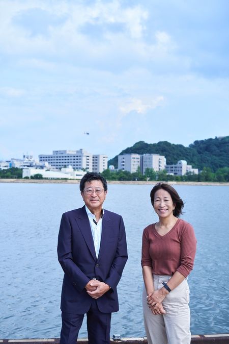 鳥取大学医学部附属病院の原田省病院長（左）とノンフィクション作家の佐々涼子氏（右）