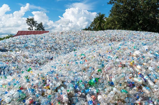2018年9月4日、インドネシア・バンドゥンに積み上げられた廃プラスチック
