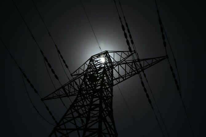 暗い送電線と鉄塔