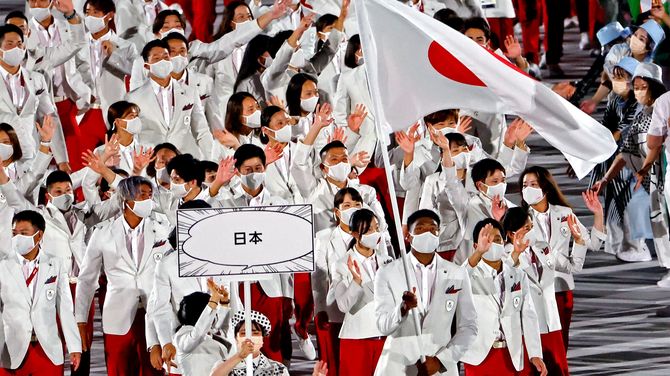 2020年夏季オリンピック東京大会の開会式で、手を振りながら入場する日本選手団ら＝2021年7月23日、東京都内のオリンピックスタジアム