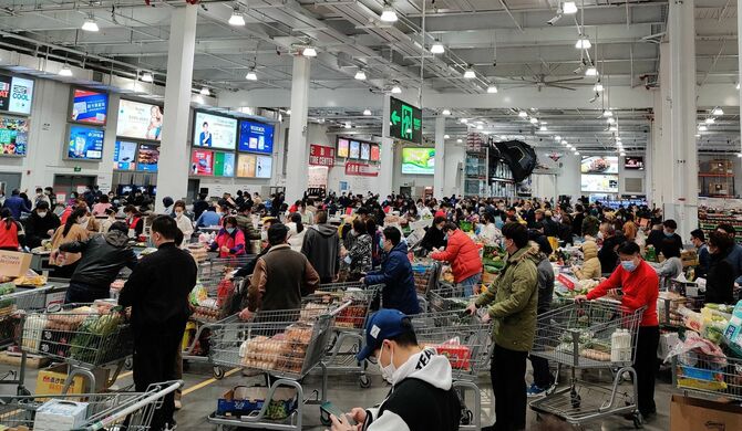 2022年3月28日、上海で、都市封鎖に備えスーパーに殺到する市民