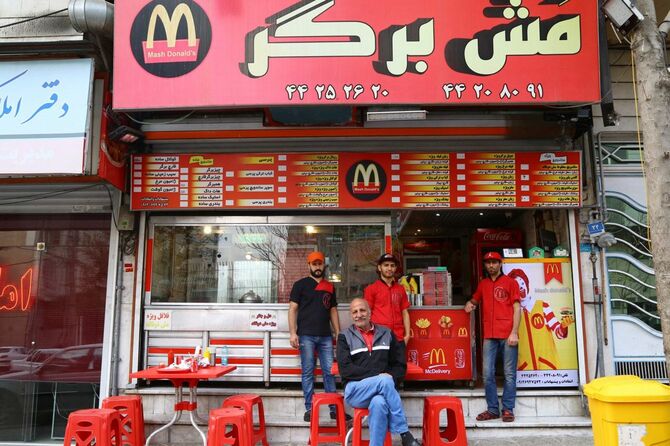 テヘランにあるマシュドナルド。中央にいる男性が店主のハッサン・パドヤブさん。