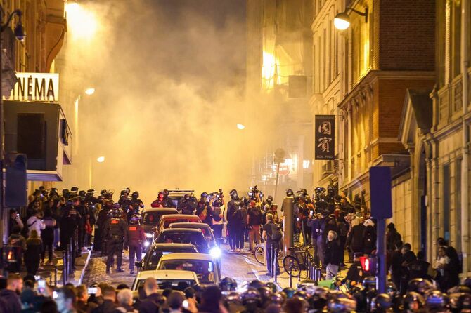 2023年7月1日、パリでデモ隊と衝突する治安部隊（フランス・パリ）