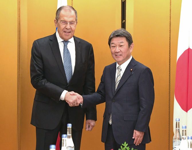 2019年11月22日のG20外相会議／日ロ外相会談を前に握手するロシアのセルゲイ・ラブロフ外相（左）と茂木敏充外相（名古屋市中区［代表撮影］）