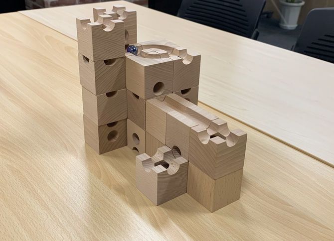 3歳の藤井三冠が作ったキュボロの作品。写真を基に藤田さんが再現。最上部からビー玉を落とすと、内側を通って手前の通路を通り、手前右奥に玉が落ちるという作りになっている。