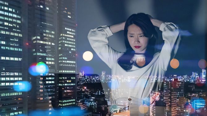 夜のオフィスで働く若い女性