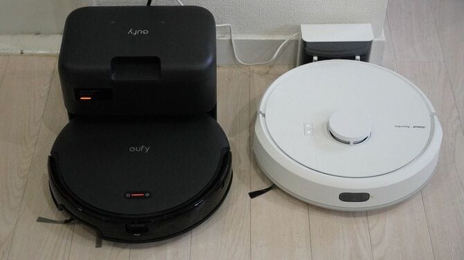 左がアンカーの「Auto-Empty C10」、右がアイロボットの「Roomba 105 Combo」