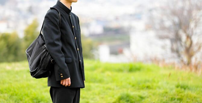 すこし大きな制服を着た高校生
