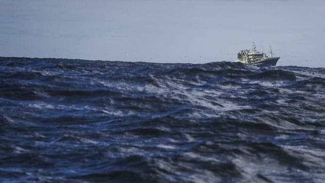 荒れた海を航行する漁船