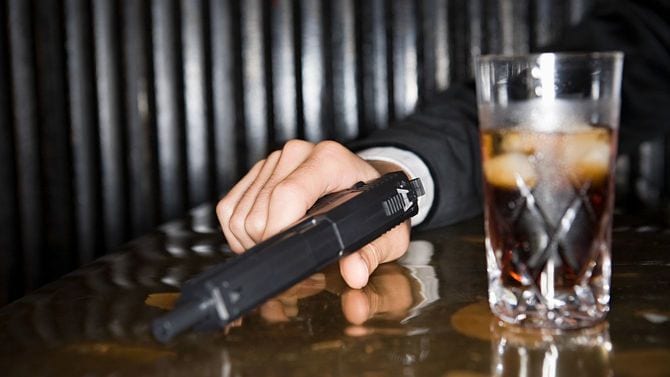 銃を持つ男性の手元