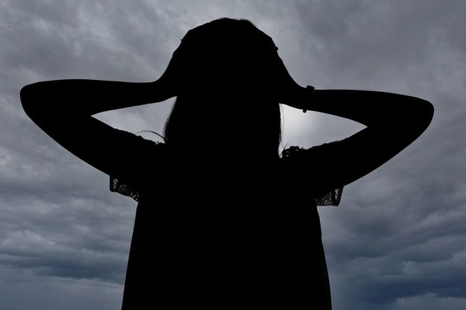 頭を抱える女性