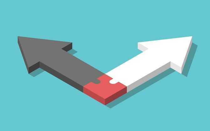 一般的なパズルピースに接続された反対の黒と白の矢印の反対の等角