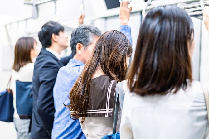 電車で通勤通学する人々