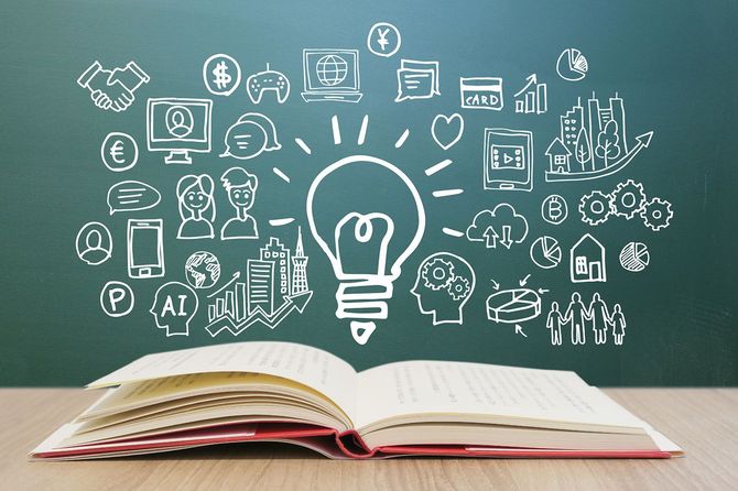 開いた本の上に知識やアイデアが浮かぶようす