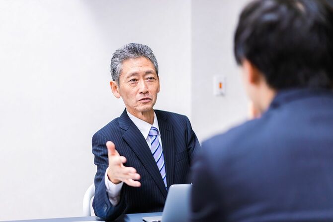 面談する2人のビジネスマン