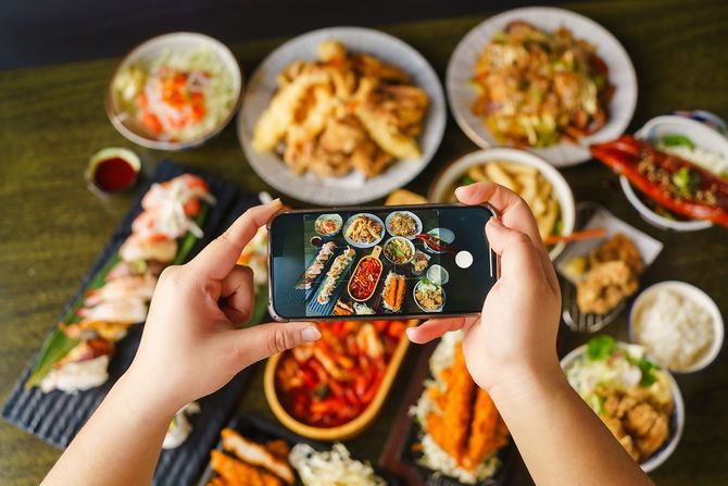 スマートフォンで料理を撮影