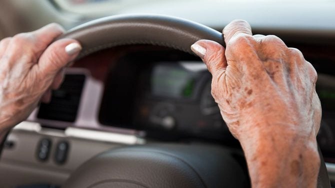 ハンドルを握る高齢者の手元