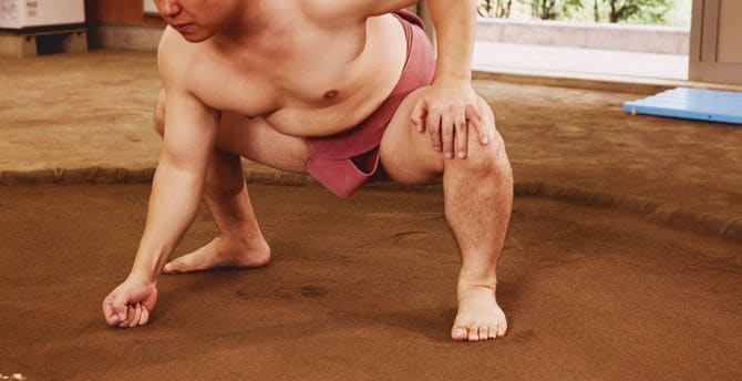 ウォーミングアップをする力士