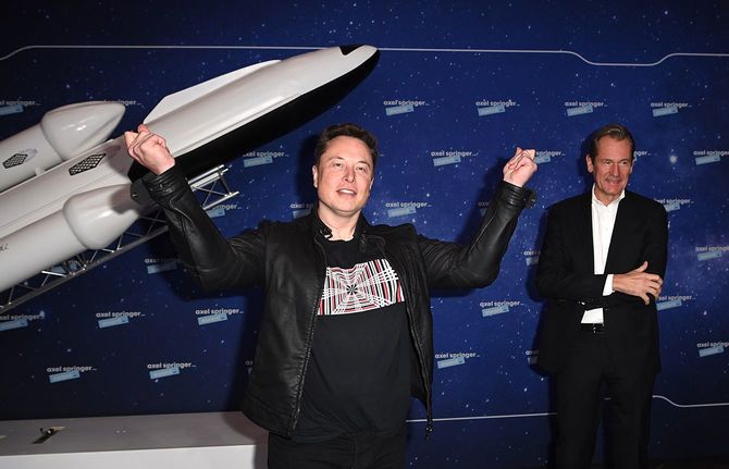 ドイツの大手メディアの表彰を受ける米宇宙企業スペースXのイーロン・マスク氏