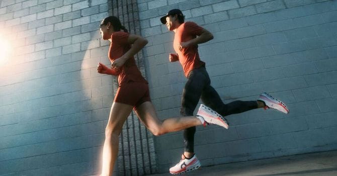 Onのシューズを履いて走る人