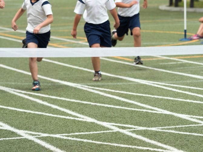 運動会のかけっこ・ゴールまであと少し