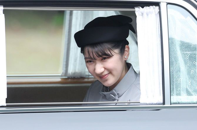 ラオスへの公式訪問を前に、昭和天皇の武蔵野陵と香淳皇后の武蔵野東陵の参拝を終えられた天皇、皇后両陛下の長女愛子さま＝2025年11月10日、東京都八王子市の武蔵陵墓地［代表撮影］