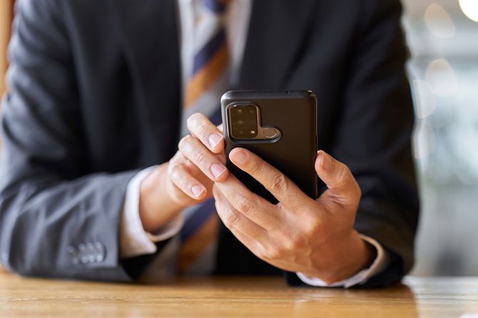 スマホを使用するビジネスマン