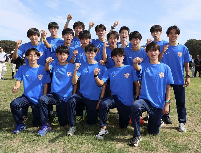 予選会9位で本大会出場を決め、ポーズをとる日体大の選手たち＝2026年10月17日、国営昭和記念公園