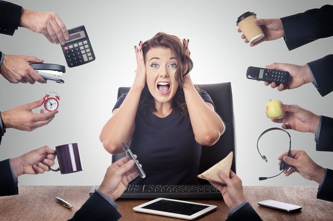 タスクに追われる人のイメージ