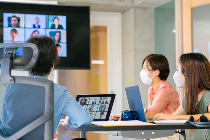 ビデオ会議をするビジネスパーソン