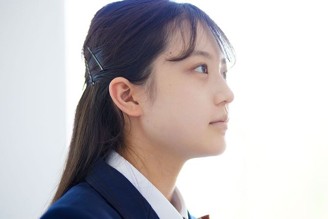 ヘアピンで髪を留めた女子高校生