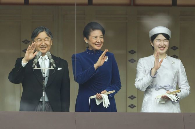 天皇誕生日／手を振られる天皇ご一家