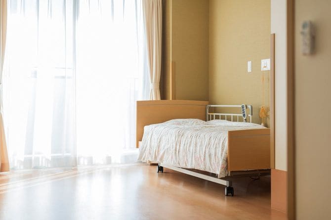 明るい陽射しが差し込む病室